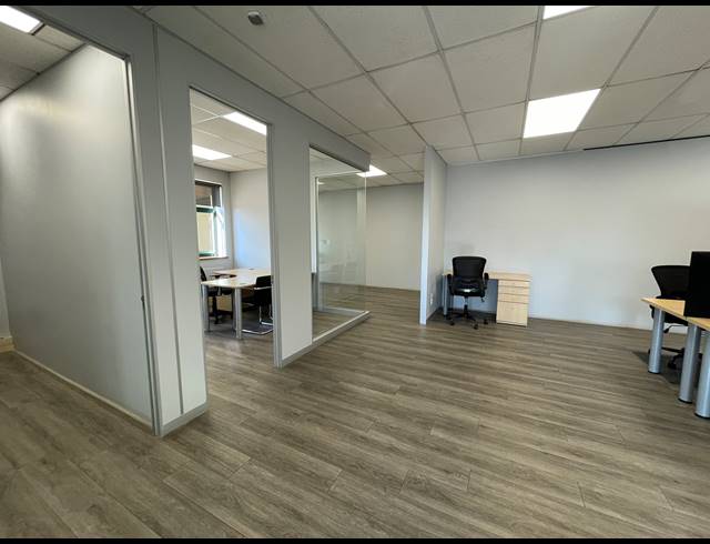 160M² OFFICE TO LET IN LYME PARK
